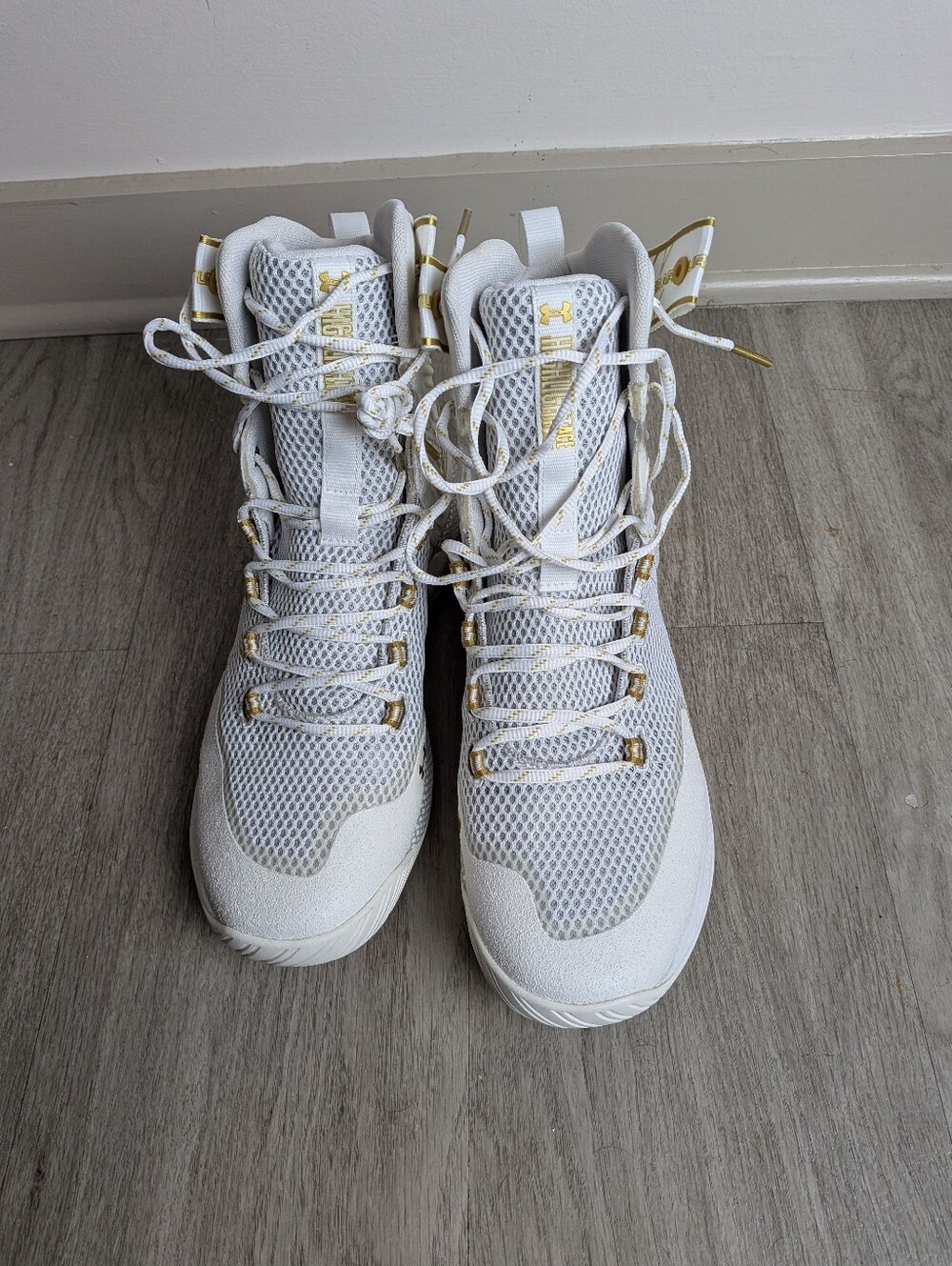 Under Armour HOVR Highlight Ace WMN Volleyball Shoes White Gold size 11 NEW
